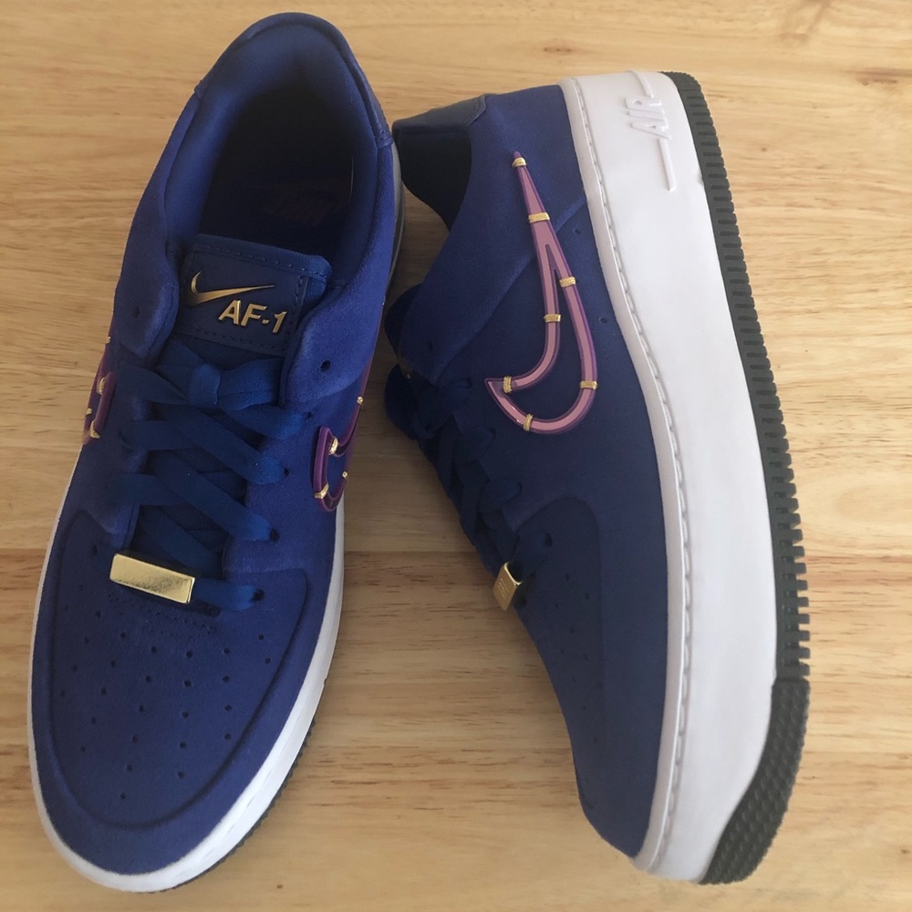 💙💖NIKE AIR FORCE 1 SNEAKERS - Picture 3 of 9